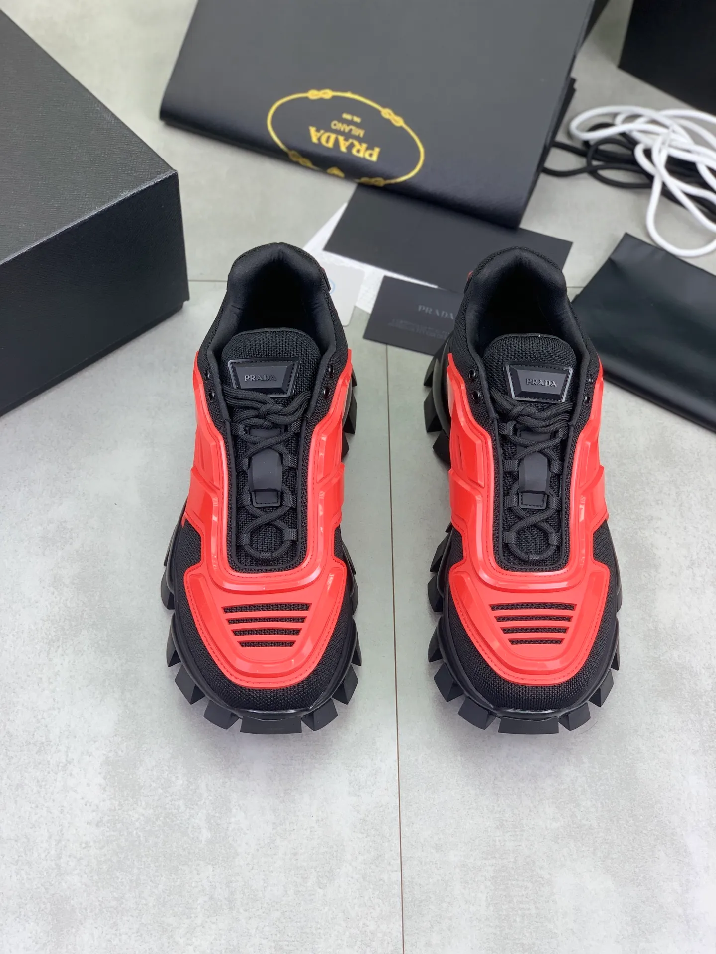 Men's Men's Shoes P660 New Top Version PRADA Prada Dark Punk Martin Rock Tank Mecha Hardcore Fighting Shoes ☑️ A century-old brand, the unique hardcore design has entered the public eye. The tank element is used as the sole design, subverting conventions, breaking the monotony, brightening the overall shape, eye-catching, and achieving a meaningless appearance. With its hard-core styling and metal accessories full of design, it unleashes an unruly punk spirit, interprets a unique and iconic style, and demonstrates the leadership level of its pioneer originator in the field of thick-soled shoes. It is the nirvana darling of major fashion weeks. 📣📣The ultra-light foam outsole solves the problem of bulkiness and is suitable for those who know the difference. ✅Fabric: Original splicing design and production ✅Inner: Original lining➕Cow leather insole. ✅Original foam combination outsole with 8cm heel height and super light weight. ✅Code number: Female 35-39 (40 is customized and non-refundable) Male 39-45 (46 and 47 are customized and non-refundable) Full package at the counter
